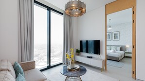 Een moderne woonkamer met een bank, een salontafel en een televisie.