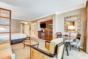 Tabla de planchar con plancha, wifi y ropa de cama 