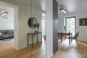 舒适公寓, 阳台, 花园景观 | 客房内保险箱、办公桌、笔记本电脑工作区、熨斗/熨衣板