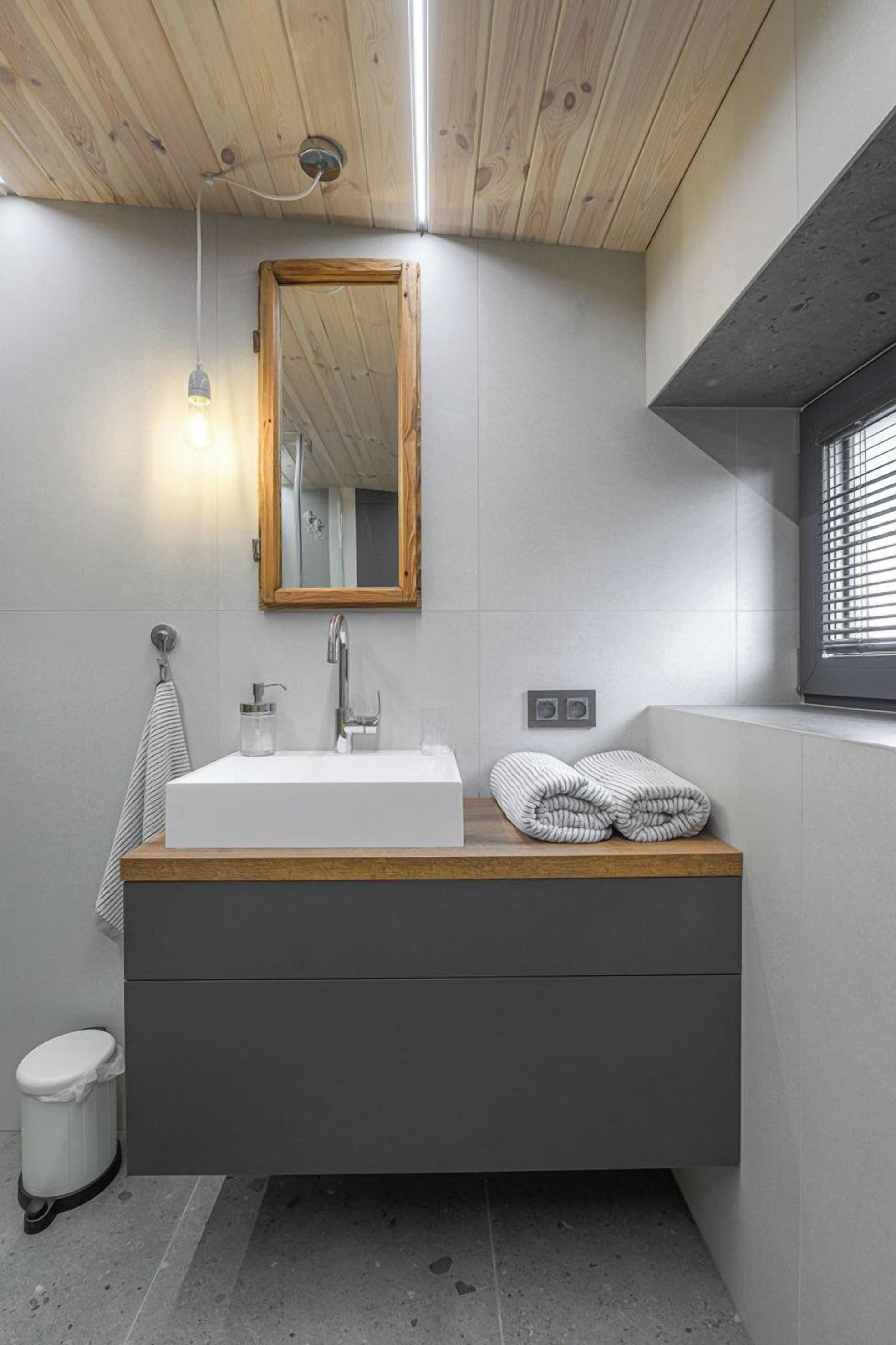 Apartment | Bathroom | Shower, free toiletries, hair dryer, towels