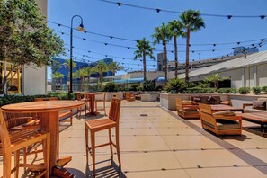 Outdoor dining - MGM 27607 Strip Studio Balcony (Las Vegas)