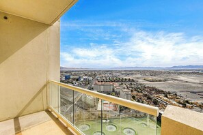 Property grounds - Elegant 1BR Suite at The Signature MGM 3102 (Las Vegas)