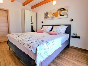 3 bedrooms, free cribs/infant beds, bed sheets