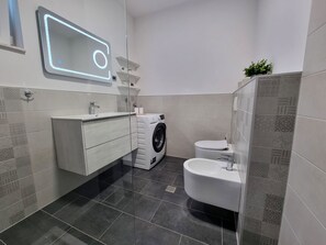 Een douche, handdoeken