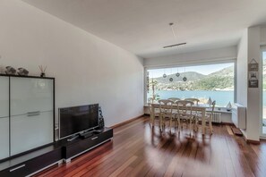 Deluxe appartement, uitzicht op meer | Woonruimte | Een 32-inch flatscreentelevisie met digitale zenders