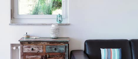 Condo Deluxe, vista al lago | Área de sala de estar | Televisión de pantalla plana de 32 pulgadas con canales digitales