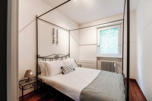 Deluxe Condo, Lake View | Down comforters, iron/ironing board, bed sheets