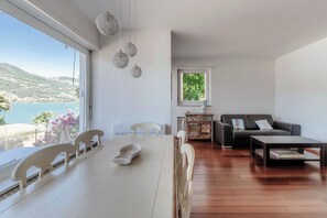 شقة ديلوكس - منظر للبحيرة | منطقة المعيشة | تلفزيون بشاشة مسطحة بحجم 32-بوصة يعرض قنوات تلفزيونية رقمية