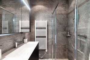 Condo Deluxe, quang cảnh hồ | Phòng tắm