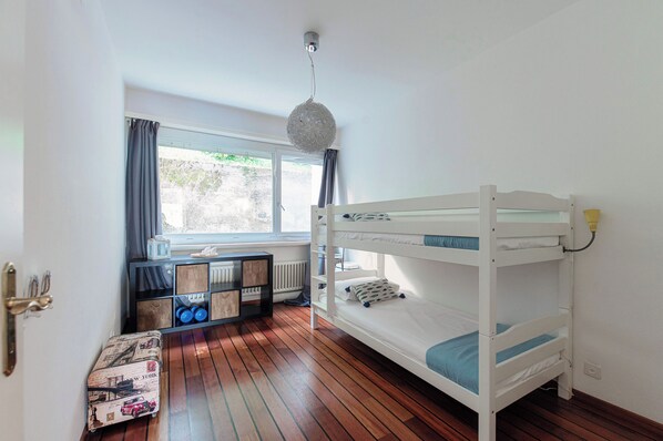 شقة ديلوكس - منظر للبحيرة | ألحفة محشوة بالريش ومكواة/لوح كي وملاءات أسرّة