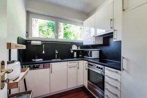 شقة ديلوكس - منظر للبحيرة | مطبخ خاص | ماكينة لصنع الإسبريسو، ماكينة لصنع القهوة/الشاي، غلّاية كهربائية، توابل