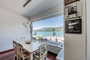 شقة ديلوكس - منظر للبحيرة | منطقة المعيشة | تلفزيون بشاشة مسطحة بحجم 32-بوصة يعرض قنوات تلفزيونية رقمية