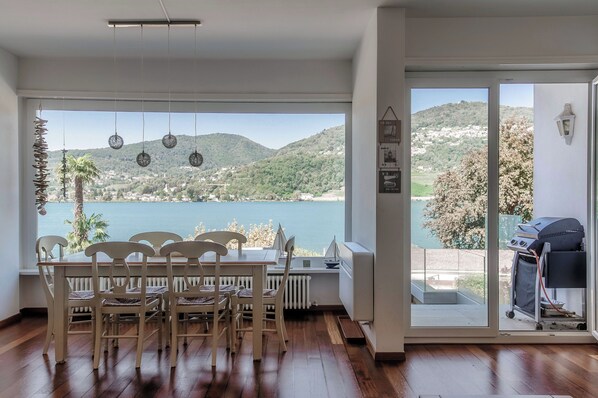 Appart'hôtel Deluxe, vue lac | Coin séjour | Télévision à écran plat de 32 pouces avec chaînes numériques