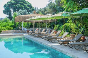 Piscine extérieure (ouverte en saison), chaises longues