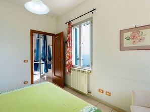 2 bedrooms, travel cot, free WiFi