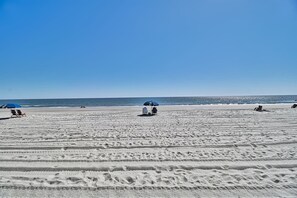 On the beach - Seaside Escape at Windsong-Unit 306-Sleeps 4-1br/1ba-Balcony-WIFI-Parking (North Myrtle Beach)