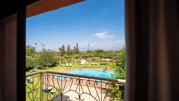 Quarto casal standard | Cofres nos quartos, quartos à prova de som, Wi-Fi de cortesia