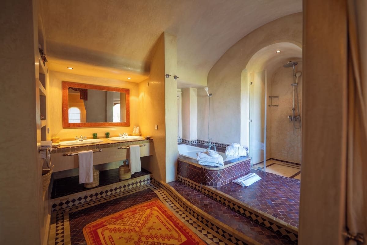 Deluxe Suite | Bathroom | Free toiletries, hair dryer, towels, soap