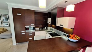 Kylskåp, mikrovågsugn, ugn och spishäll