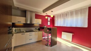 Kylskåp, mikrovågsugn, ugn och spishäll