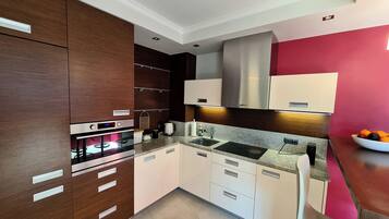 Kylskåp, mikrovågsugn, ugn och spishäll