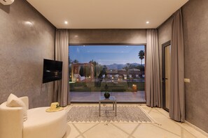 Suite – deluxe, bassengutsikt | Safe på rommet, blendingsgardiner, wi-fi (inkludert) og sengetøy