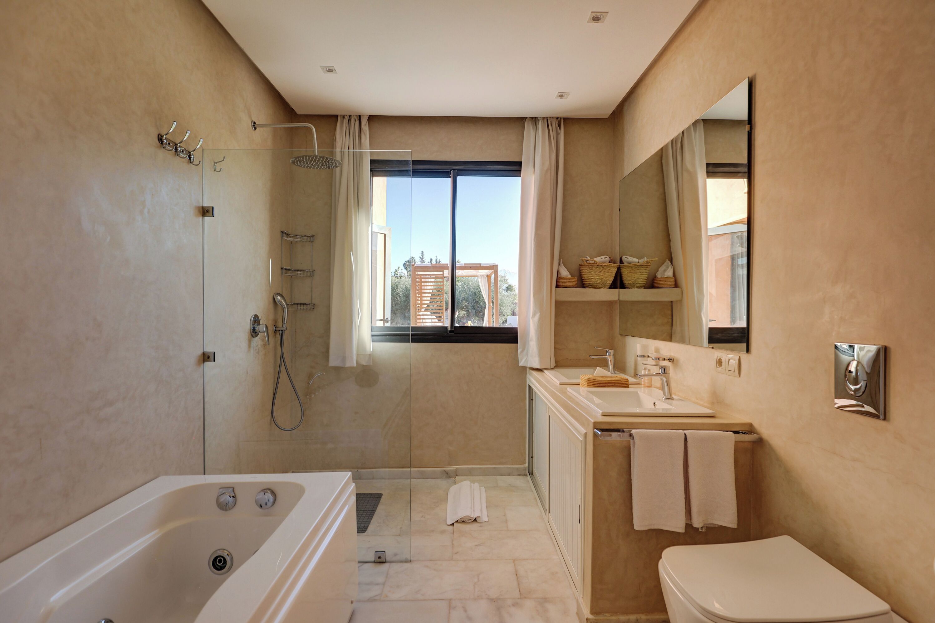 Habitación doble Deluxe, vista a la alberca | Baño | Amenidades de baño gratuitas, secadora de cabello, batas, pantuflas 