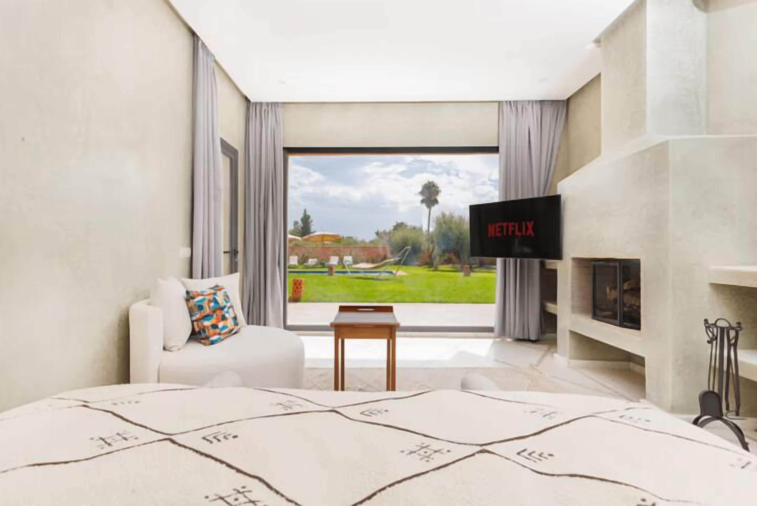 Deluxe suite, uitzicht op zwembad | Een kluis op de kamer, verduisterende gordijnen, gratis wifi