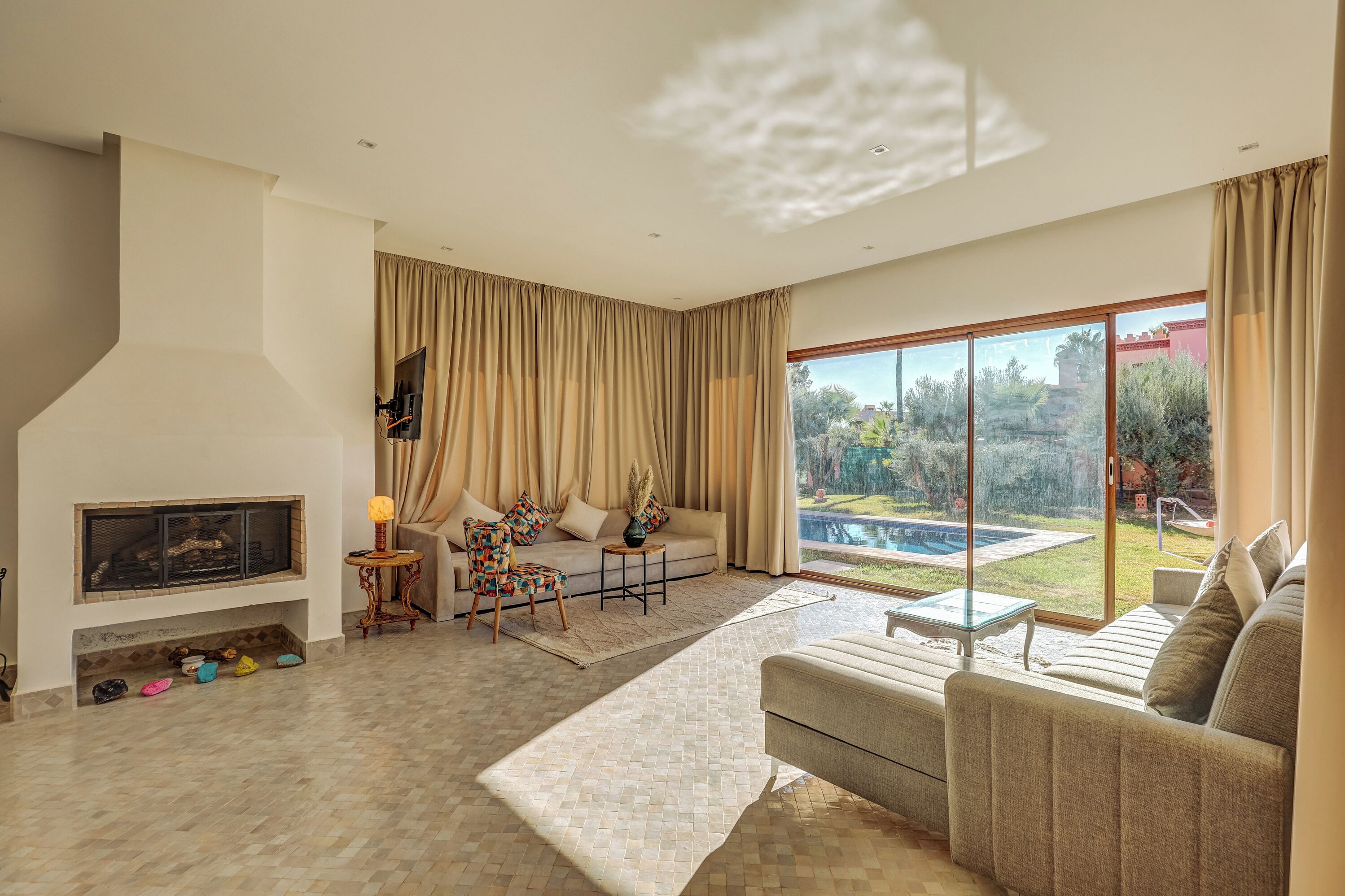 Quadrupla familiare, vista piscina | Una cassaforte in camera, tende oscuranti, Wi-Fi gratuito, lenzuola