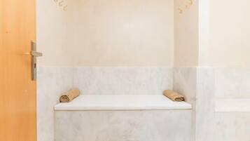 Suite Deluks, pemandangan kolam renang | Kamar mandi | Perlengkapan mandi gratis, pengering rambut, handuk, dan sabun