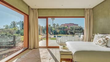 Familien-Vierbettzimmer, Poolblick | Zimmersafe, Verdunkelungsvorhänge, kostenloses WLAN