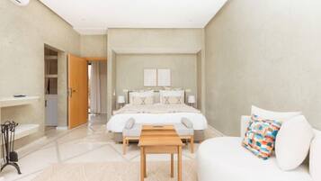 Suíte luxo, vista para a piscina | Cofres nos quartos, cortinas blackout, Wi-Fi de cortesia