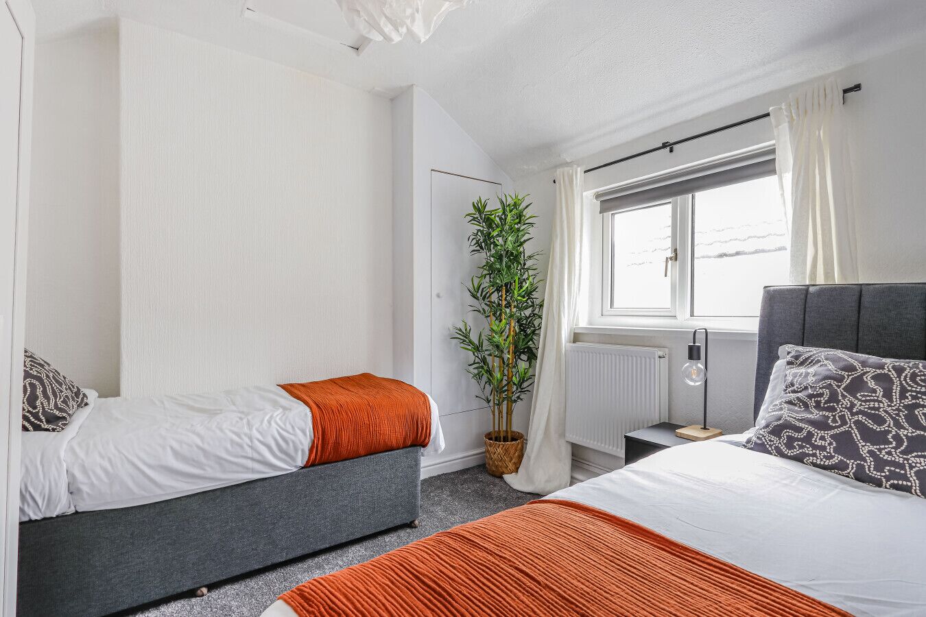 3 bedrooms, desk, iron/ironing board, travel crib