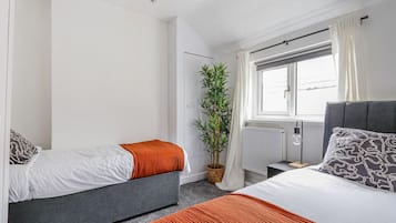 3 makuuhuonetta, työpöytä, silitysrauta/-lauta, vauvan matkasänky