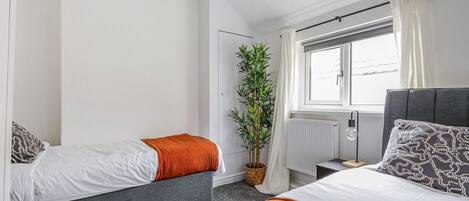 3 habitaciones, escritorio y tabla de planchar con plancha