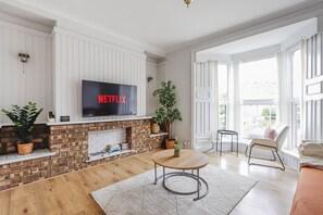 Smart-tv, een dvd-speler, een tafeltennistafel en boeken