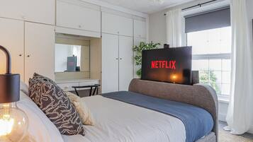 3 bedrooms, desk, iron/ironing board, travel crib