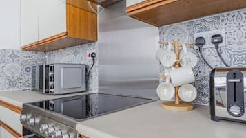 Jääkaappi, mikroaaltouuni, uuni, liesi