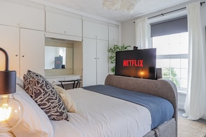 3 slaapkamers, een bureau, een strijkplank/strijkijzer, reisbedje