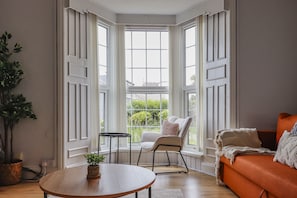 Smart-tv, een dvd-speler, een tafeltennistafel en boeken