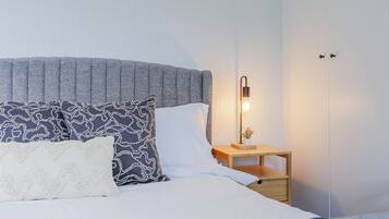 3 chambres, bureau, fer et planche Ă repasser, lit parapluie