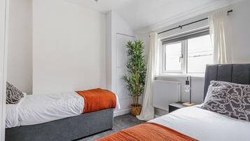 3 habitaciones, escritorio y tabla de planchar con plancha