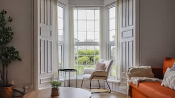 Smart TV, DVD player, table tennis, books