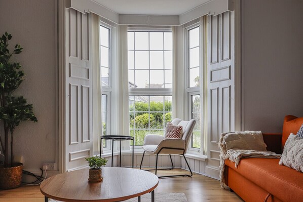 Smart TV, DVD player, table tennis, books