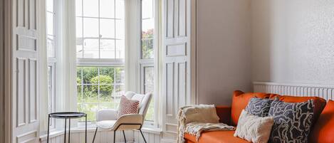 Smart-tv, een dvd-speler, een tafeltennistafel en boeken