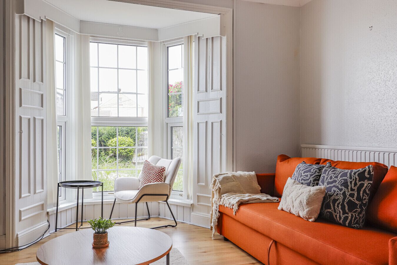 Smart TV, DVD player, table tennis, books