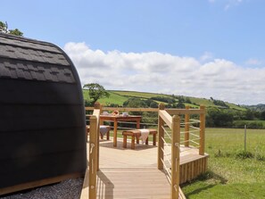 Outdoor dining - Under Oak Pod (Totnes)