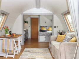 1 habitación, decoración personalizada y muebles diferentes 