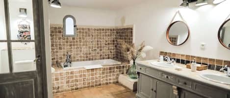 Chambre supérieure | Salle de bain | Séchoir à cheveux, peignoirs, serviettes fournies, savon