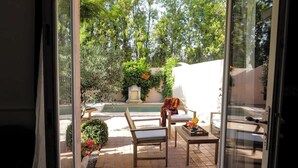 A patio with a pool, chairs, and a table. - Domaine de l'Insoupçonnée (Noves)